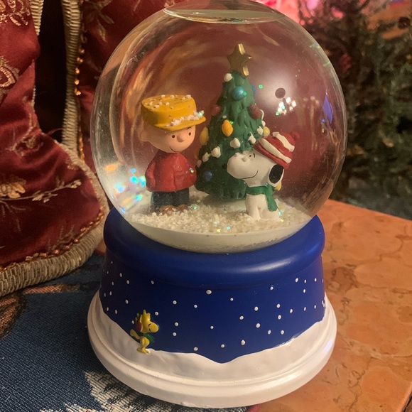 Hallmark 50th Anniversary Peanuts Christmas Musical Snow Globe Charlie Brown - Picture 1 of 6